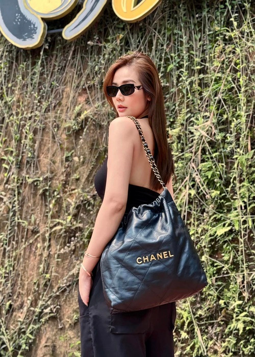 Bà mẹ một con sở hữu nhiều phụ kiện hàng hiệu đắt đỏ.