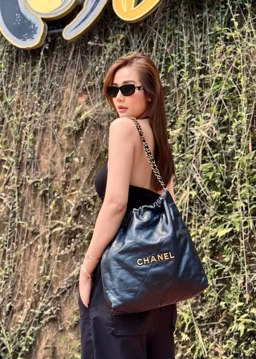 Bà mẹ một con sở hữu nhiều phụ kiện hàng hiệu đắt đỏ.