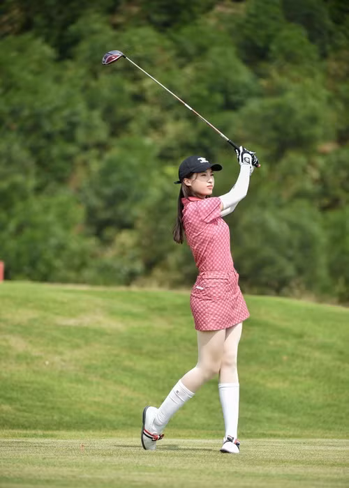 "Năm nay sinh nhật tự dưng hướng nội ngang, tính không tổ chức mà thế nào lại thành được tổ chức sinh nhật trên sân golf mới", nàng hậu chia sẻ. Ảnh: FB Đỗ Mỹ Linh.