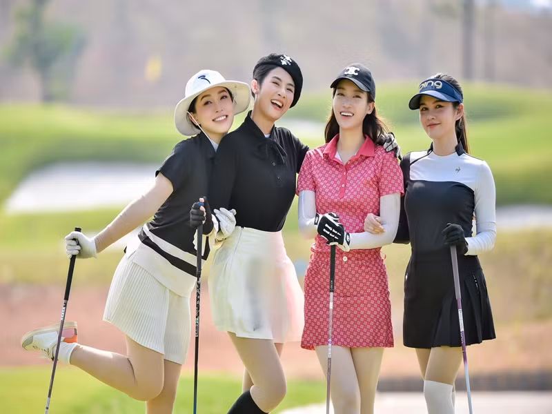 Hoa hậu Mỹ Linh mừng sinh nhật bên Phương Nga, Ngọc Hân, Thu Hoài trên sân golf. Ảnh: FB Đỗ Mỹ Linh.