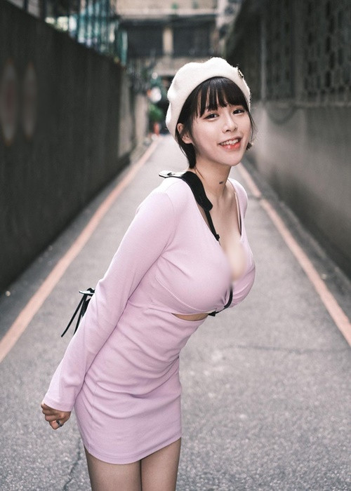 Sở hữu đường cong gợi cảm, hot girl người Hong Kong mặc kín hay hở đều gây chú ý.