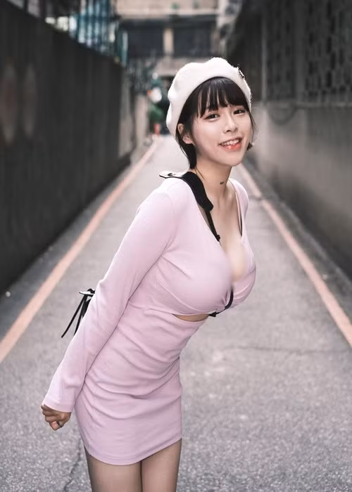 Sở hữu đường cong gợi cảm, hot girl người Hong Kong mặc kín hay hở đều gây chú ý.