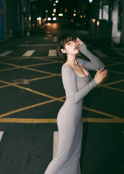 Tương Nhi đang làm người mẫu ảnh tự do.