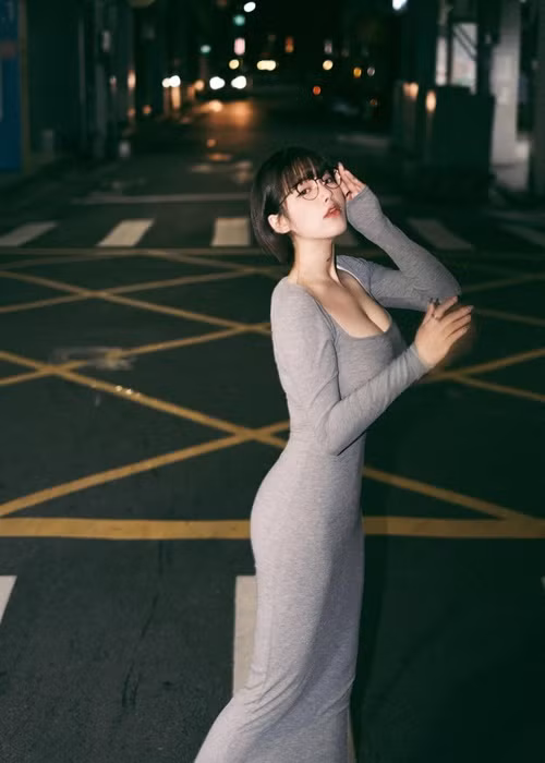 Tương Nhi đang làm người mẫu ảnh tự do.