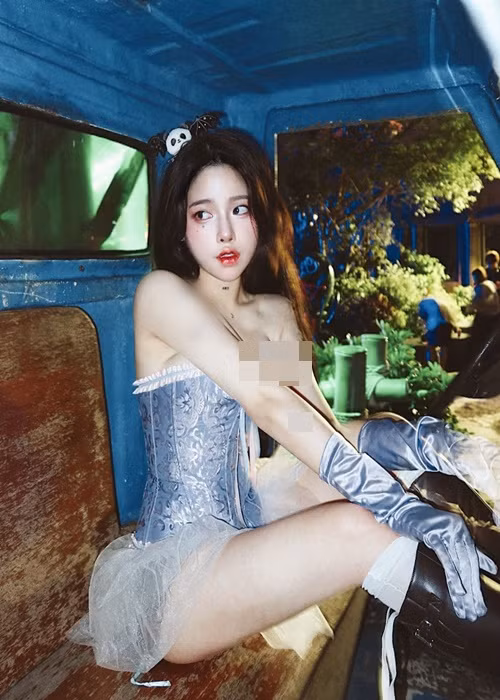 Mới đây, Tương Nhi gây chú ý khi chọn phong cách gợi cảm đón Halloween.