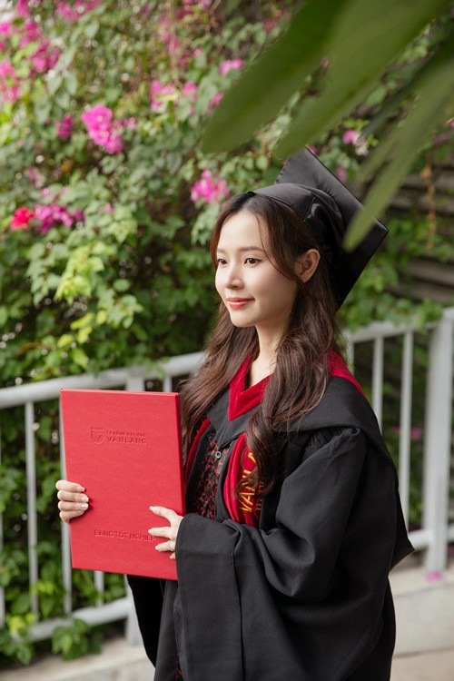 Midu kiếm bộn tiền từ việc dự sự kiện, đóng quảng cáo.