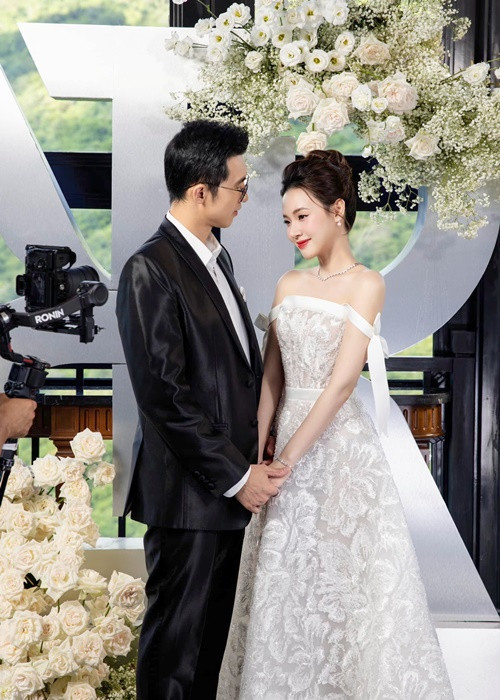 Sau hôn lễ, vợ chồng Midu thường xuyên đi du lịch, tham gia các sự kiện.