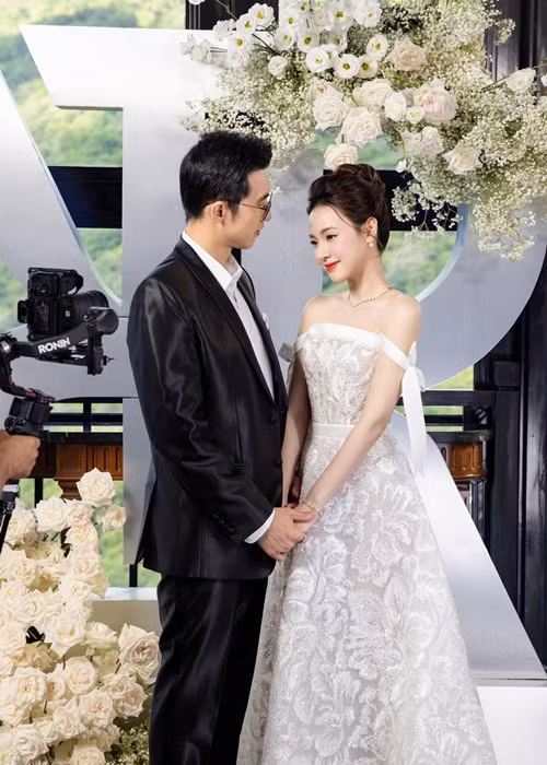 Sau hôn lễ, vợ chồng Midu thường xuyên đi du lịch, tham gia các sự kiện.