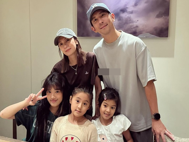 Giả Tịnh Văn chia sẻ trên truyền thông, cô biết ơn vì sau khi ly hôn người chồng đầu tiên, cô tìm được người phù hợp, sinh thêm con ở ngoài độ tuổi 40.