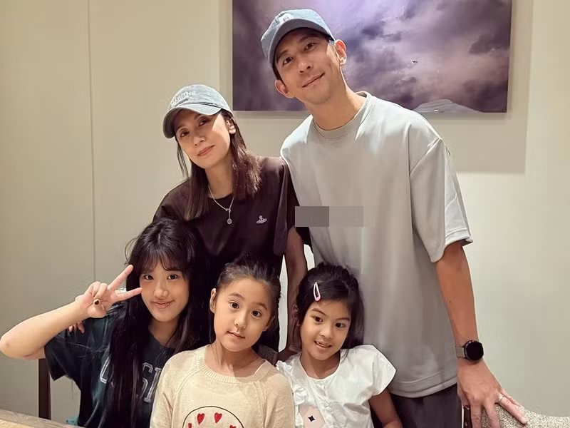 Giả Tịnh Văn chia sẻ trên truyền thông, cô biết ơn vì sau khi ly hôn người chồng đầu tiên, cô tìm được người phù hợp, sinh thêm con ở ngoài độ tuổi 40.