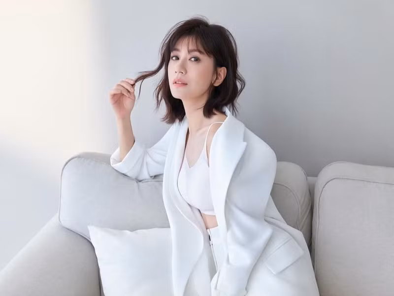 "Ngọc nữ cổ trang" một thời cắt tóc ngắn cá tính.