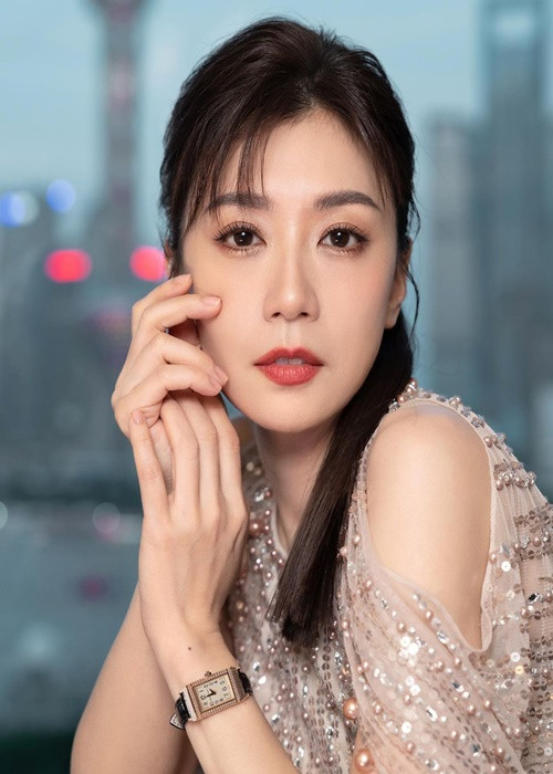 Thời thanh xuân, Giả Tịnh Văn được diễn viên Lưu Đức Hoa tấm tắc khen ngợi nhan sắc.