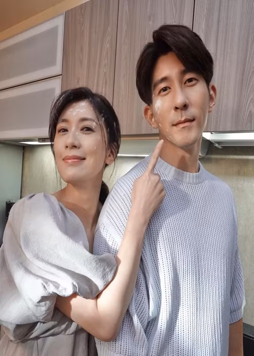 Tu Khải Kiệt sinh năm 1983, kém Giả Tịnh Văn 9 tuổi. Anh là người chồng thứ hai của Giả Tịnh Văn.