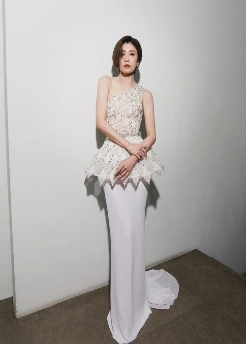 Giả Tịnh Văn chia sẻ, các con gái không thích mái tóc ngắn của cô nhưng cô muốn làm mới mình.