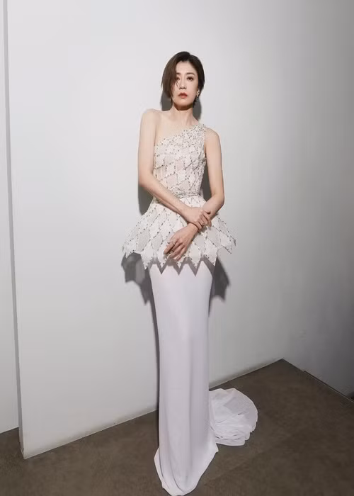 Giả Tịnh Văn chia sẻ, các con gái không thích mái tóc ngắn của cô nhưng cô muốn làm mới mình.