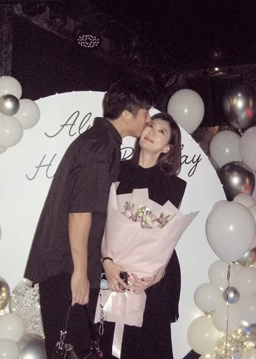 Vợ chồng Giả Tịnh Văn đối mặt với nhiều lời đàm tiếu bởi sự chênh lệch tuổi tác lẫn sự nổi tiếng. Tuy nhiên, cả hai không bận tâm đến dư luận.