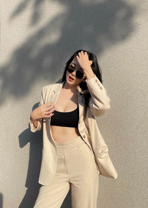 Ngọc Xuân mặc táo bạo với mốt lộ nội y.