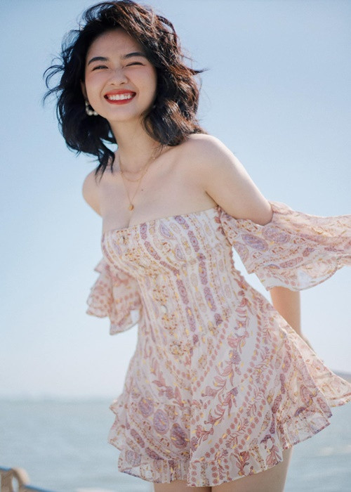 Nữ diễn viên sinh năm 1999 khoe vóc dáng thon gọn với váy ngắn trễ vai.