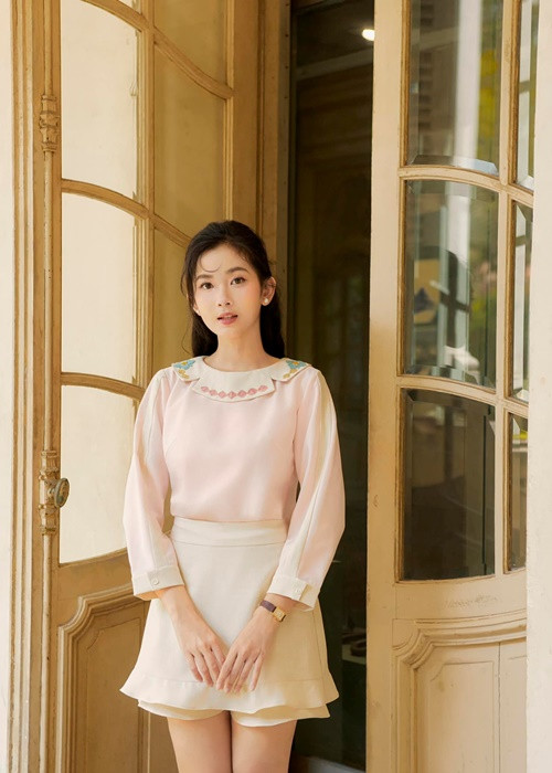 Ngoài đời, Ngọc Xuân có phong cách đa dạng, khi kín đáo, giản dị, lúc lại gợi cảm.