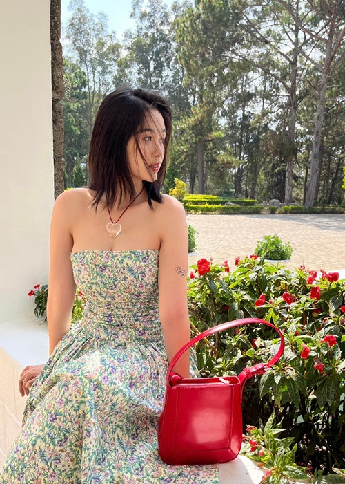 Miền của Ngày xưa có một chuyện tình trẻ trung, quyến rũ với váy cúp ngực.