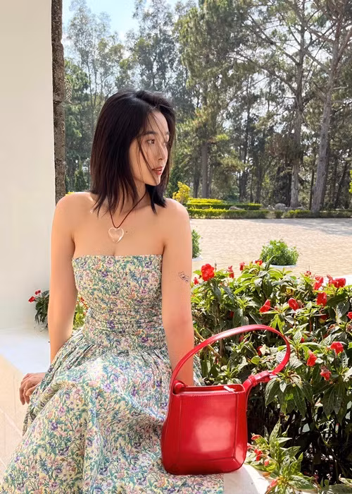 Miền của Ngày xưa có một chuyện tình trẻ trung, quyến rũ với váy cúp ngực.