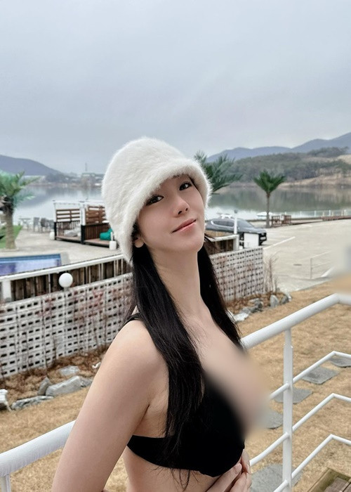 Jimmy chuộng váy áo khoe vòng một khi xuống phố, đi biển hay trong phòng tập.