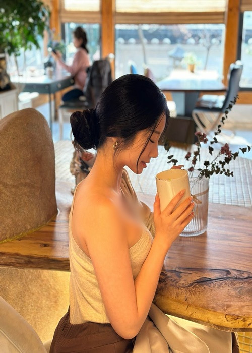 Hot girl xinh đẹp diện áo lệch vai khoe “đôi gò bồng đảo” căng đầy.