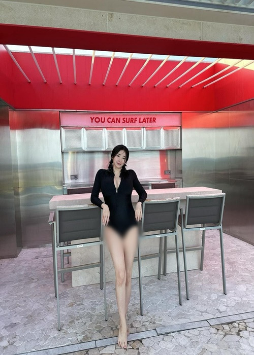 Hot girl người Hàn Quốc khoe đôi chân quyến rũ khi mặc váy ngắn, áo tắm hay quần jean.