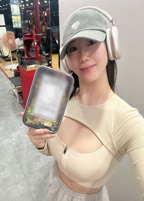 Jimmy diện đồ tập cắt xẻ táo bạo khoe vòng một.