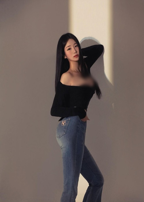 Tờ báo Trung Quốc Sohu tán dương Jimmy là cô gái trẻ có thân hình gợi cảm với đôi chân thon và thẳng.