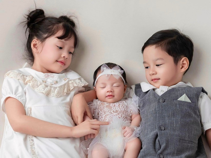 Trong 7 năm qua, vợ chồng Thu Thảo đón 3 người con gia nhập tổ ấm gồm 2 gái, 1 trai. Ảnh: FB Thu Thảo.