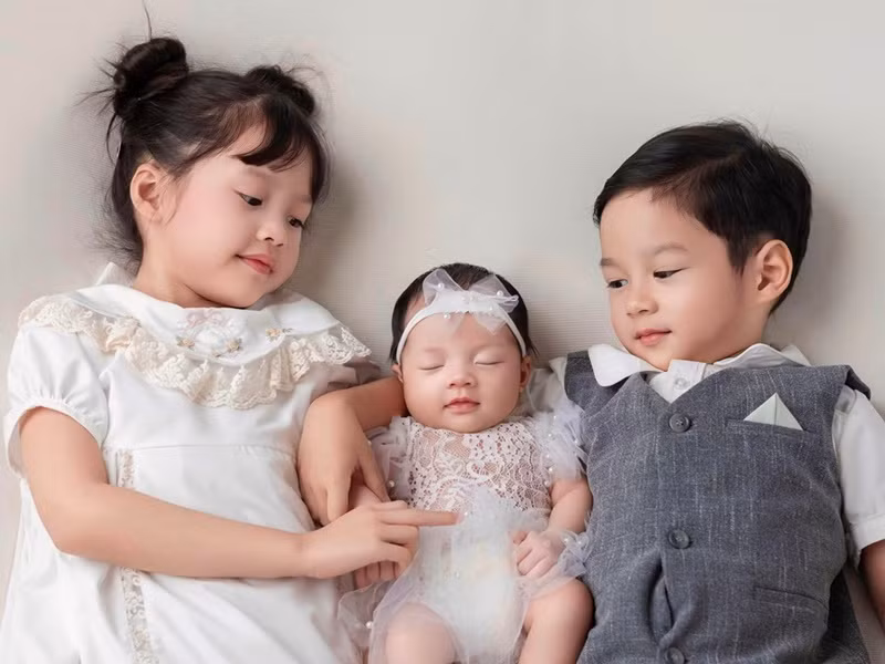 Trong 7 năm qua, vợ chồng Thu Thảo đón 3 người con gia nhập tổ ấm gồm 2 gái, 1 trai. Ảnh: FB Thu Thảo.