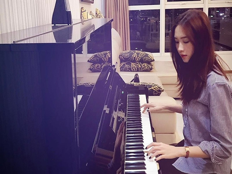 Trước khi trở thành hoa hậu, Thu Thảo tốt nghiệp trung cấp rồi thi liên thông lên cao đẳng. Năm 2017, người đẹp gốc Bạc Liêu tốt nghiệp đại học chuyên ngành Quản trị kinh doanh. Đặng Thu Thảo tâm sự, cô chuyên tâm học hành một phần vì hiểu bản thân mình nên làm gì, một phần vì nghe theo ba mẹ. Ảnh: FB Thu Thảo.