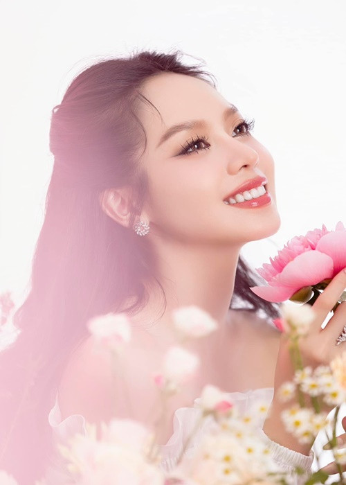 Bà Kim Dung nói thêm: "Thanh Thủy có chiều cao tốt, đôi chân dài thẳng đẹp và các chỉ số hình thể ổn. Đặc biệt, gương mặt Thanh Thủy sắc sảo nhưng vẫn mang vẻ đẹp của người phụ nữ Việt, đậm nét Á Đông". Ảnh: FB Thanh Thủy.