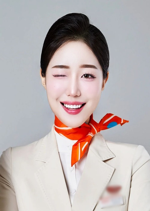 Theo tờ báo Trung Quốc Sohu, Kim Da Vin được mệnh danh là nữ tiếp viên hàng không xinh đẹp nhất Hàn Quốc.