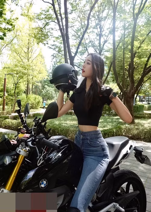 Lái xe mô tô giúp người đẹp giải tỏa căng thẳng sau giờ làm việc.