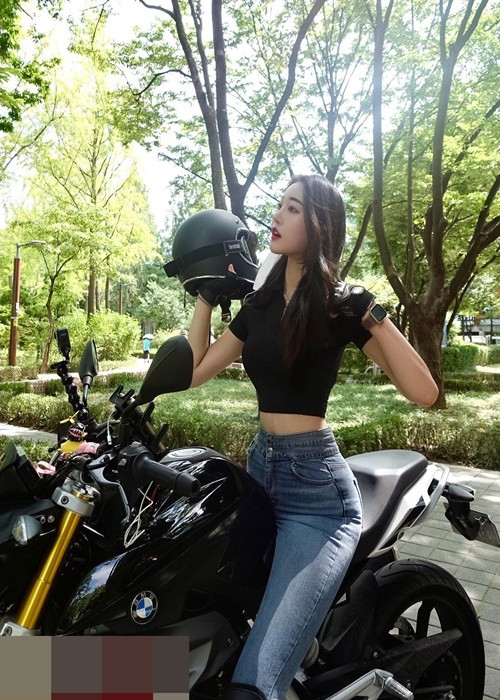 Lái xe mô tô giúp người đẹp giải tỏa căng thẳng sau giờ làm việc.