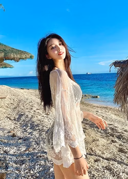 Cô nàng đăng tải những bức ảnh quyến rũ, trẻ trung khi đi biển.