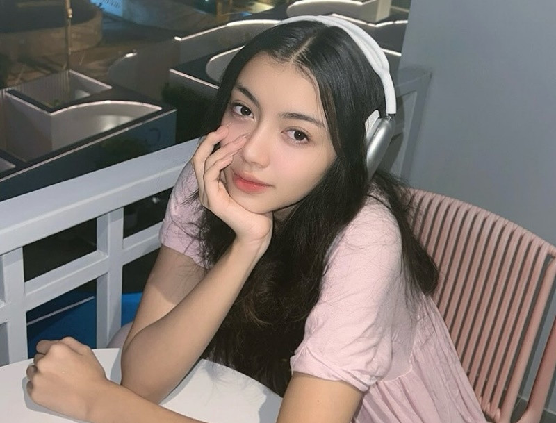 Trên sân khấu, Thae đẹp sắc sảo còn ở đời thường, cô sở hữu nhan sắc ngọt ngào.