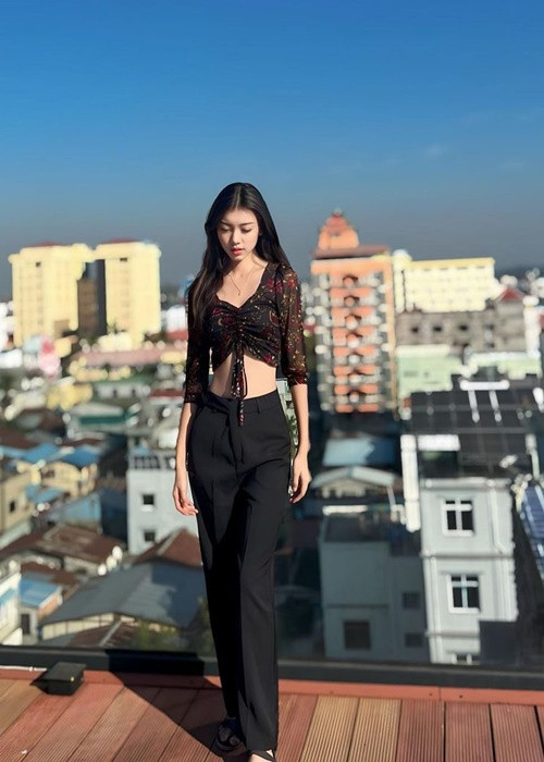 Miss Grand Myanmar 2024 ăn mặc đúng lứa tuổi ở ngoài đời.