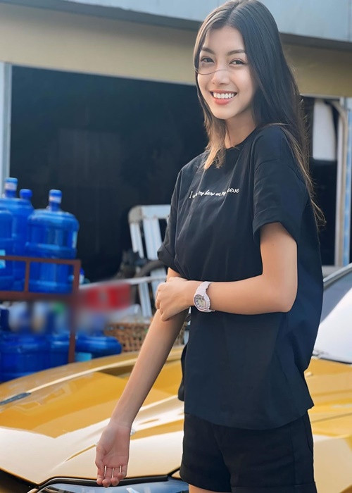 Nụ cười đầy rạng rỡ của Thae đằng sau ánh hào quang.