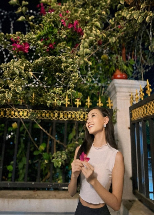 Miss Grand Myanmar 2024 trang điểm nhẹ nhàng, mặc đơn giản ngoài đời.