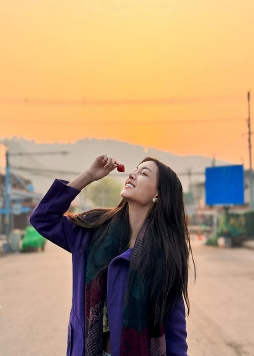 Theo ông Natwat, ở Miss Grand International 2024, đại diện Myanmar tỏ ra quá căng thẳng. Đặc biệt, trong đêm thi trang phục dân tộc, cô bật khóc vì không được ban tổ chức cho phép mang chiếc xe gần 200 kg lên sân khấu trình diễn.