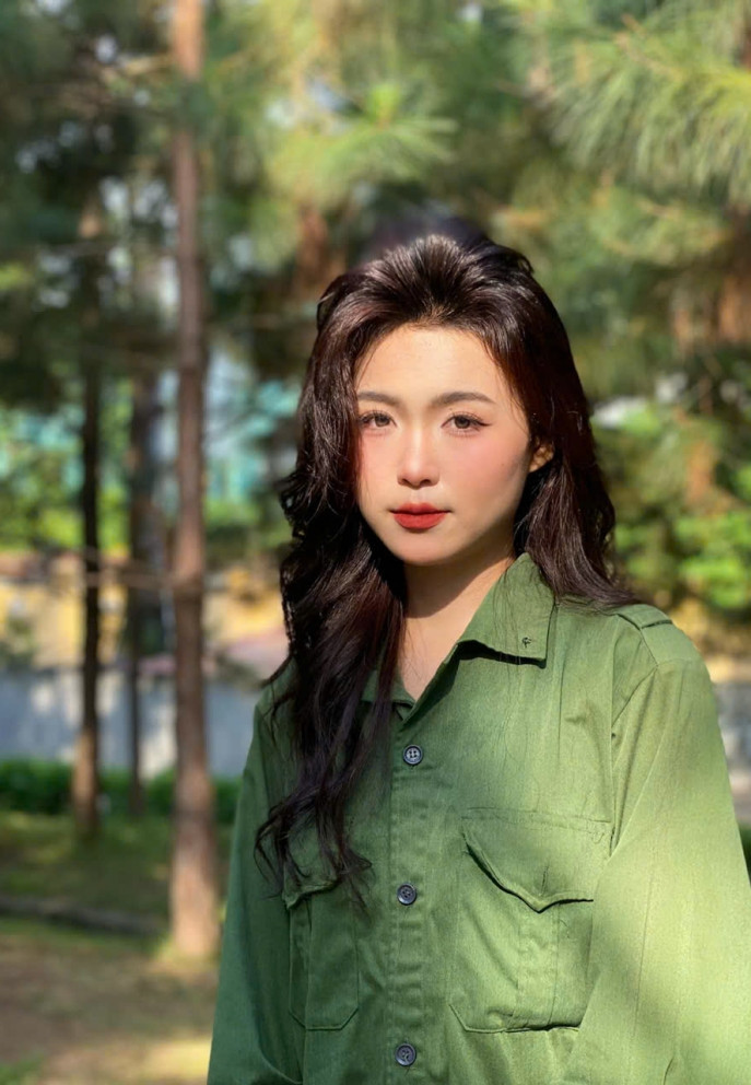 Linh Ngọc còn tổ chức nhiều hoạt động thiện nguyện cá nhân như phát thức ăn miễn phí tại Bệnh viện Huyết học và Truyền máu Trung ương; tham gia quyên góp và ủng hộ hiện vật, hiện kim hỗ trợ người dân khắc phục hậu quả sau cơn bão số 3.