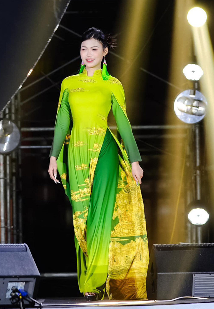 Linh Ngọc được khen ngợi khi trình diễn catwalk và tạo dáng trước ống kính. Cô là một trong những thí sinh được đánh giá cao về ngoại hình, học vấn và kỹ năng tại Hoa hậu Sinh viên Việt Nam 2024.