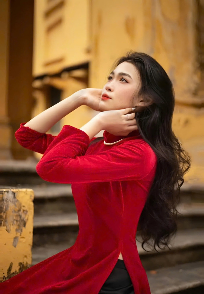 Linh Ngọc gây ấn tượng với nhan sắc trong trẻo và gương mặt trái xoan thanh tú. Trong nhiều năm liền, cô đạt thành tích học tập tốt, tham gia sôi nổi các hoạt động ngoại khóa và xã hội.