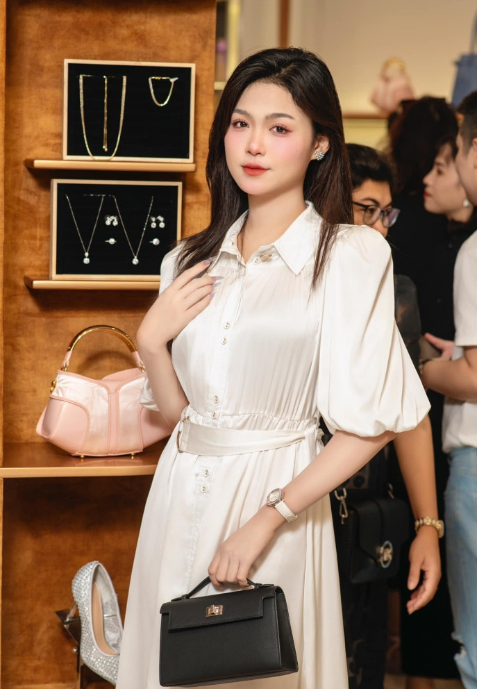 Linh Ngọc chia sẻ rằng cô luôn suy nghĩ “sống là để cống hiến”, mong muốn đóng góp và lan tỏa những giá trị tích cực, truyền cảm hứng cho thế hệ trẻ cùng chung tay xây dựng một xã hội tốt đẹp hơn.