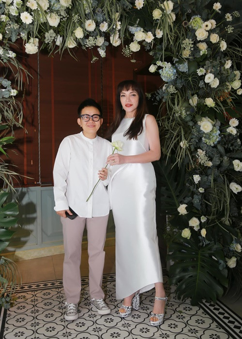 Phương Uyên còn hỗ trợ Thanh Hà ra sản phẩm âm nhạc, hát trên sân khấu, giảm cân thành công.