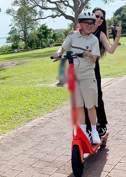 Sau 2 năm về chung một nhà với Thanh Hà, nhạc sĩ Phương Uyên trải lòng về hôn nhân: "Cuộc sống hôn nhân không dễ dàng, nó cần sự thấu hiểu và bao dung, để làm được điều đó ta cần có thời gian và tình yêu đủ lớn để bước qua, phải lột cả chục lớp bụi của quá khứ để thấy được sự tinh khiết của nó, ở đó ta thấy rõ bản chất thật sự của tình yêu, là niềm tin và không từ bỏ".