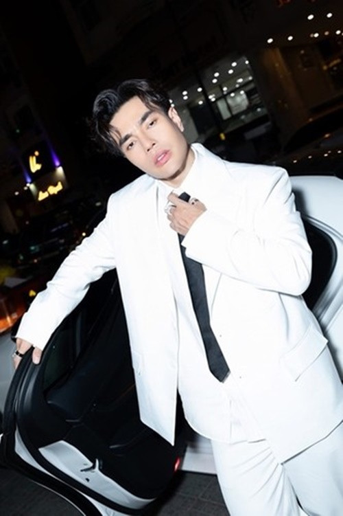 Tháng 4/2019, Lê Dương Bảo Lâm bị ném đá vì bình luận: "Thấy thương chưa nào, ước gì bắt được mấy bà nhỏ này về livestream kiểm tra kem ngon à" khi đăng clip trẻ em đi ăn xin ở nước ngoài. Ảnh: FB Lê Dương Bảo Lâm.